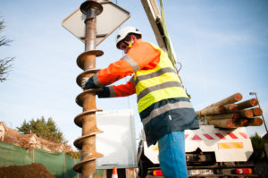 illustration des travaux avec une tarière pour l'installation de la fibre optique en aérien