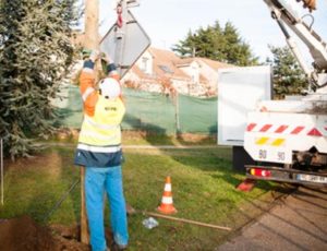 Pose d'un poteau pour la fibre optique à Marcoussis