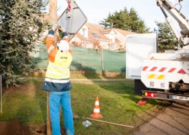 Pose d'un poteau pour la fibre optique à Marcoussis