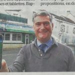photo de François Pelletant avec un smartphone et l'appli my pelletant député
