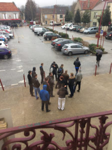 Manifestation de Gens du Voyage devant la mairie de Linas